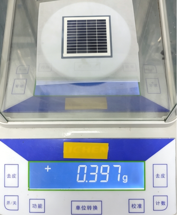三结叠层电池片称重，比功率约1200 W/kg